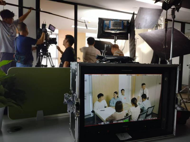 凤城市TVC拍摄公司：科技产品视觉化大师，诠释未来感与功能美学